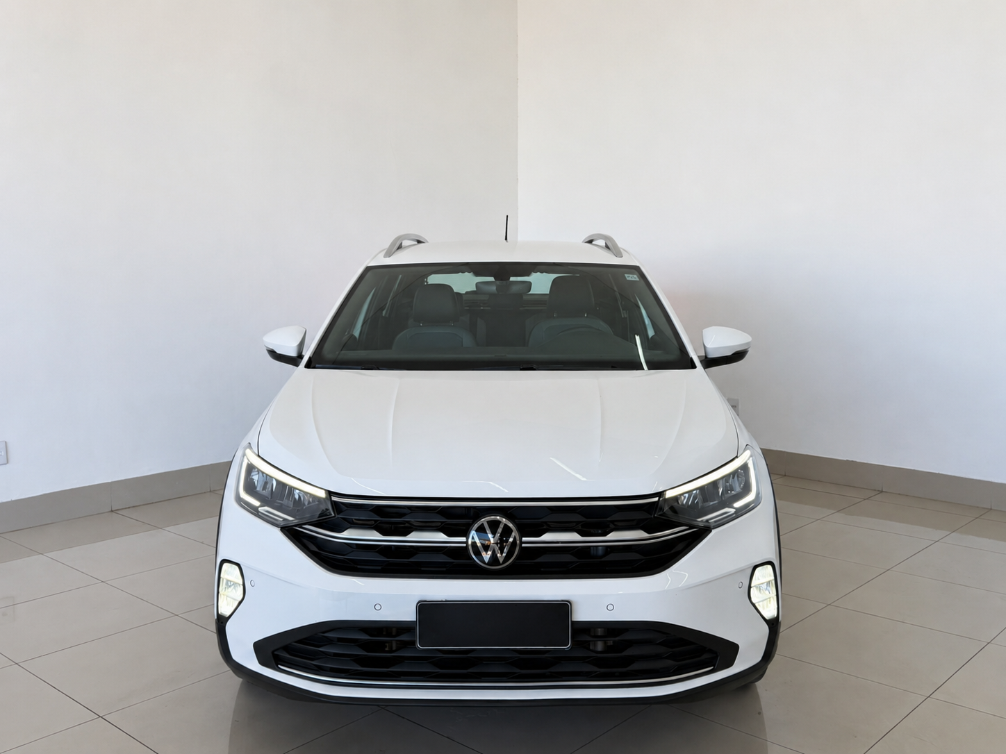 Carro branco em destaque representando o Nivus 2023 branco